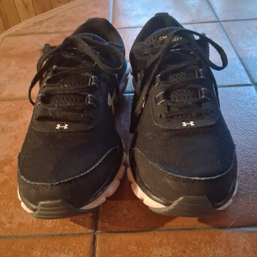 WOMENS BLACK UNDER ARMOUR SNEAKERS. SIZE 7.5 - Picture 5 of 8